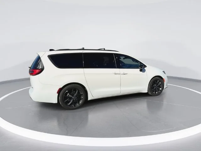 Used 2025 White Chrysler Limited image 3