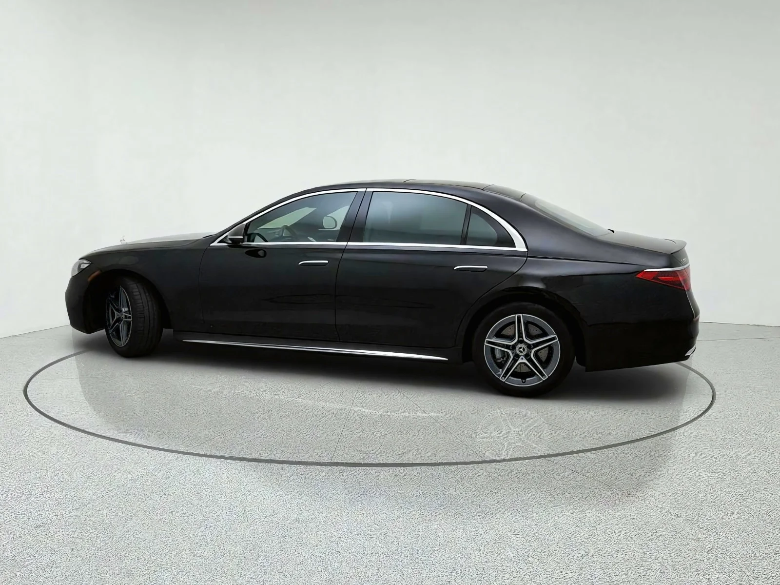 Certified Used 2025 Obsidian Black Metallic Mercedes-Benz S 500 image 13