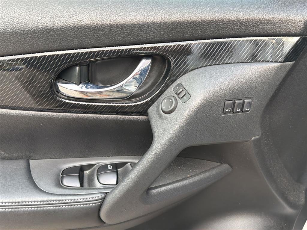 Used 2017 Brilliant Silver Nissan SL image 4