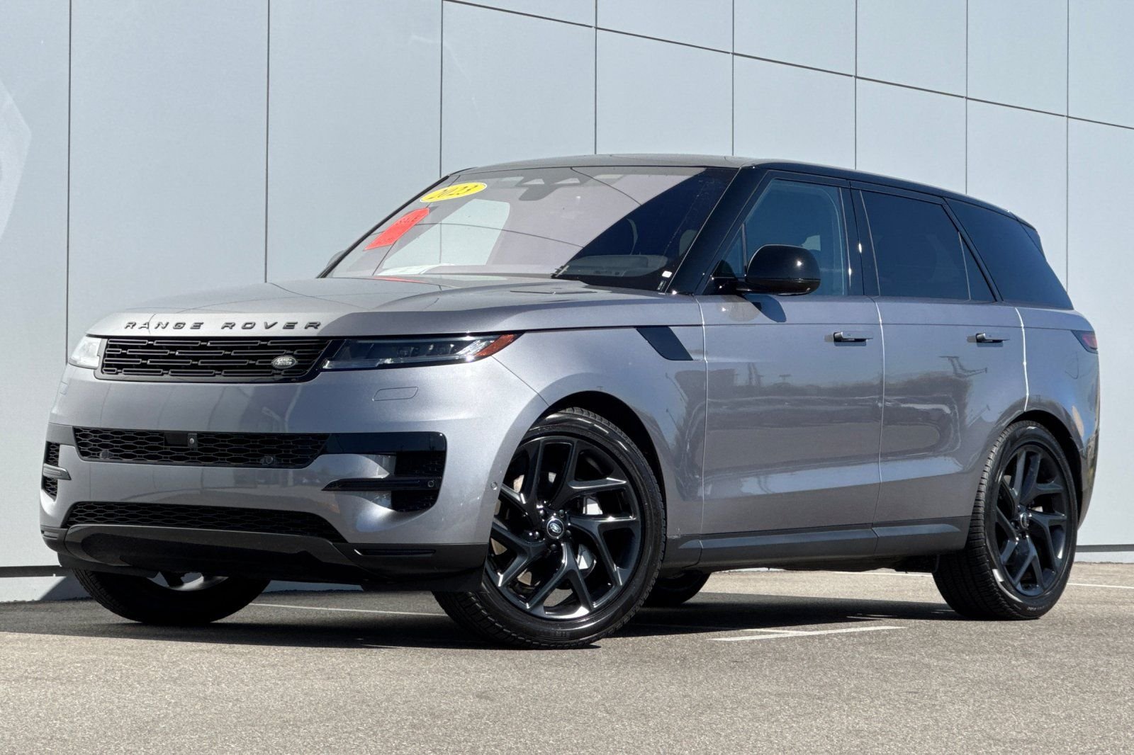Used 2023 Gray Land Rover SE image 1