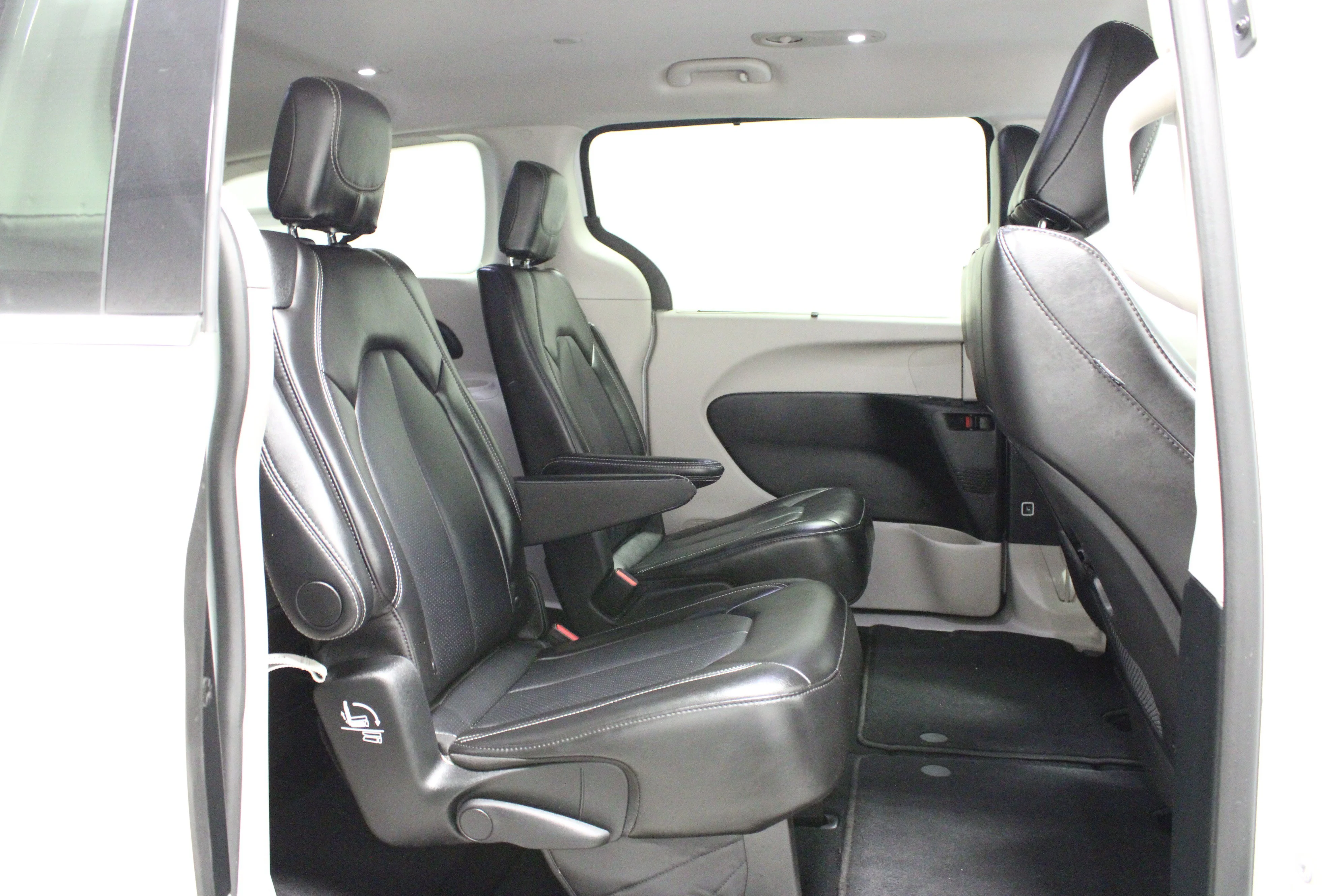 Used 2024 Bright White Clearcoat Chrysler Touring L image 18