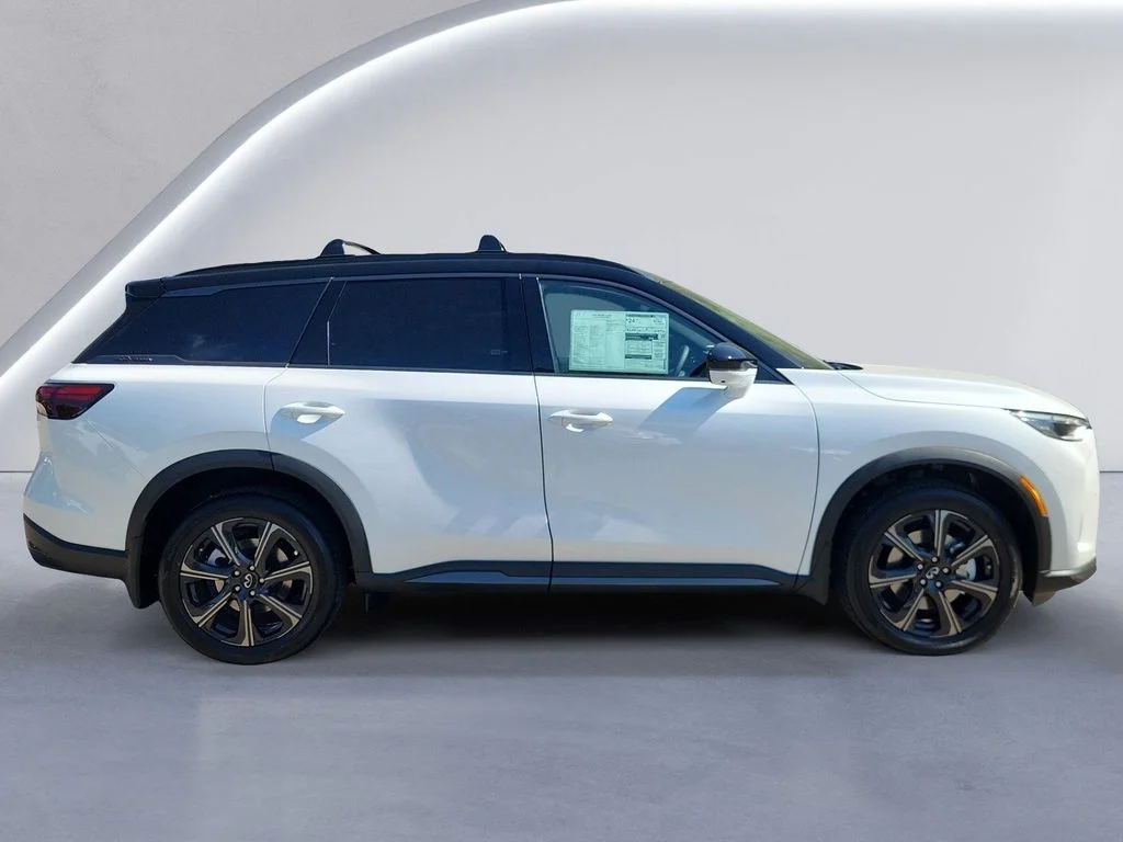 New 2027 2T RAD WHT INFINITI Autograph AWD image 3