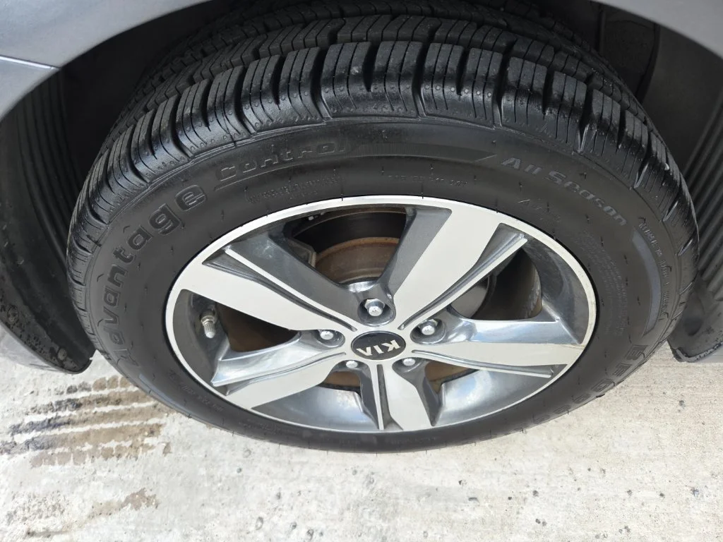 Used 2018  Kia LX image 9