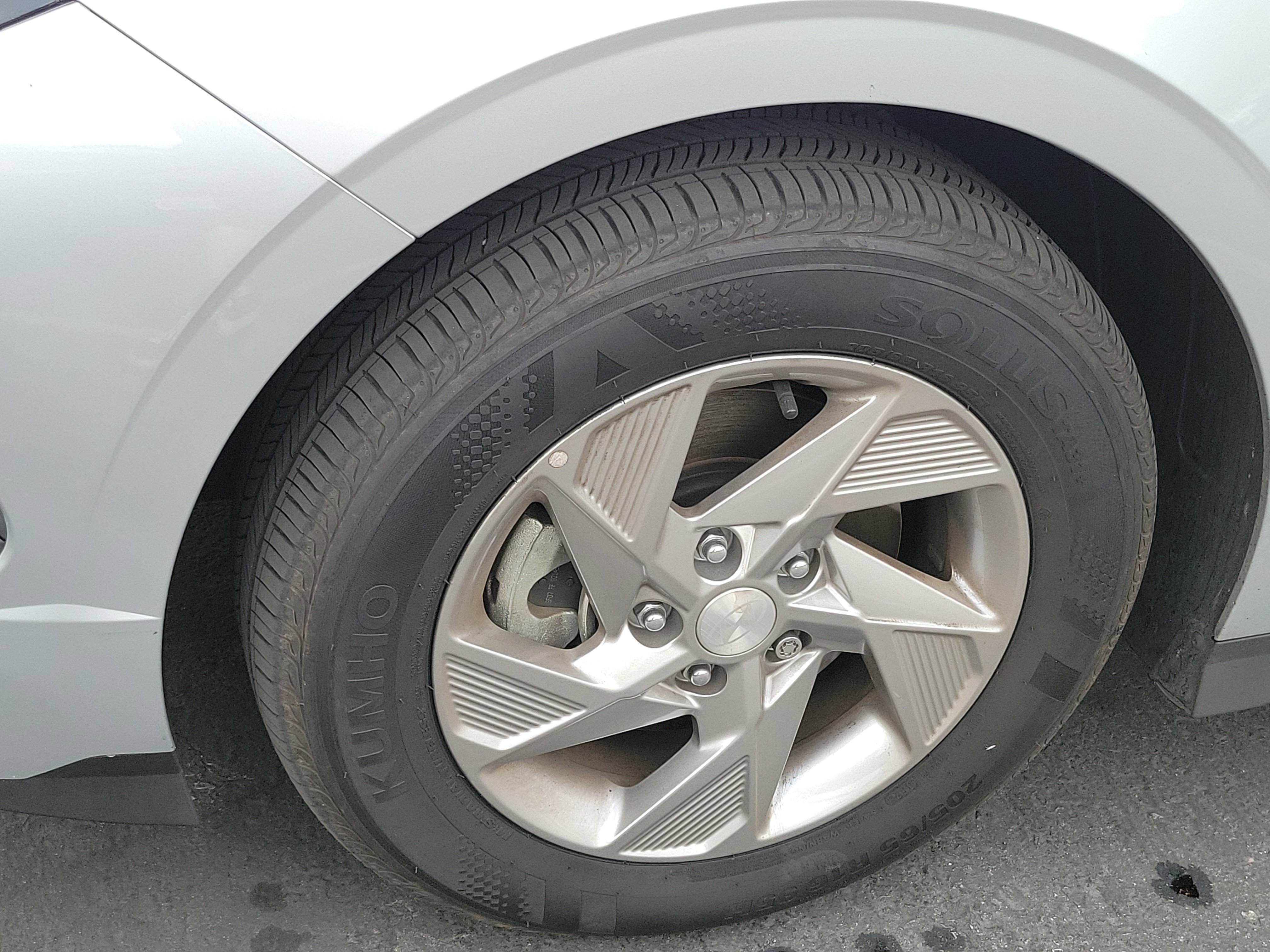Certified Used 2025 Aero Silver Hyundai SE image 2