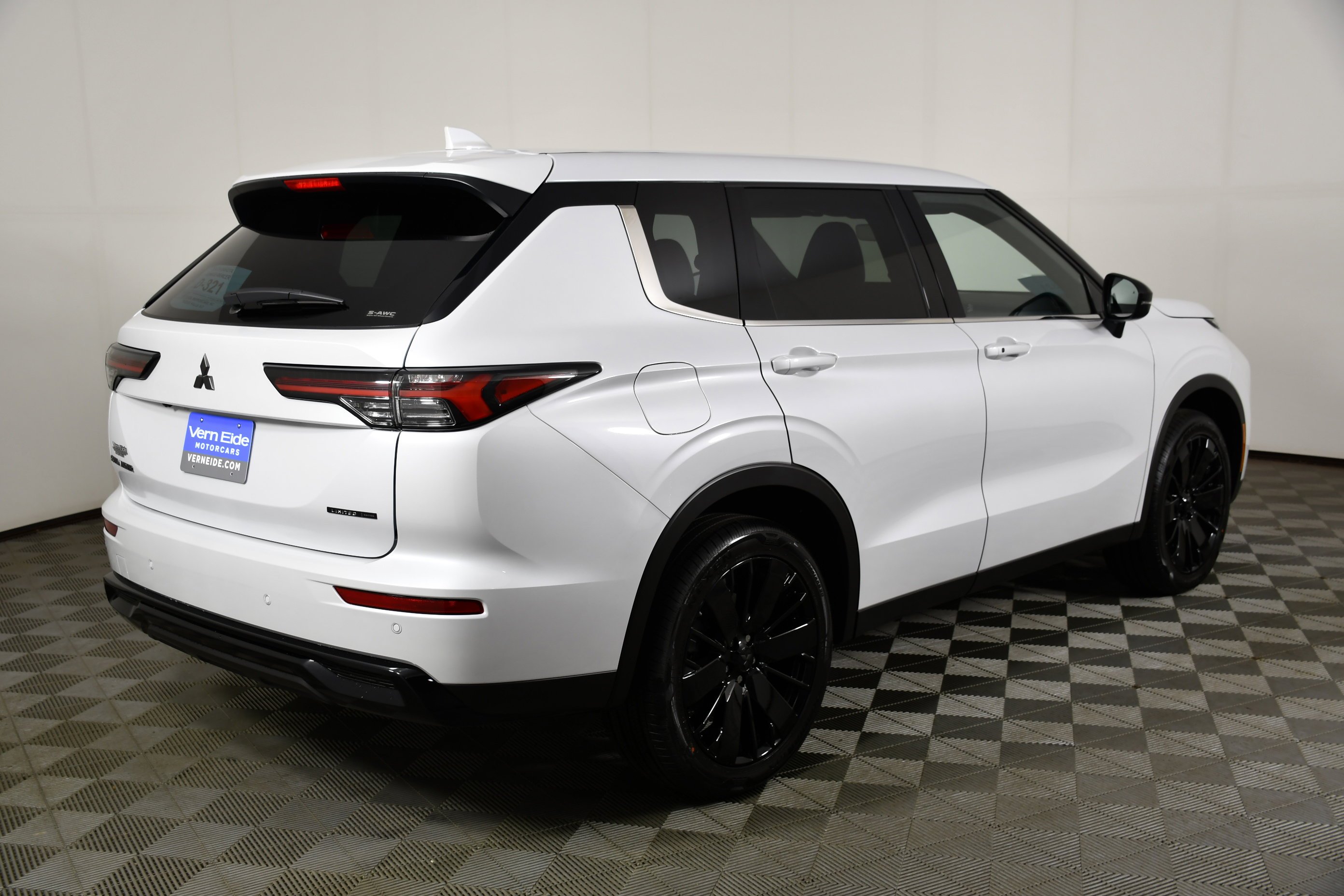 New 2026 White Diamond Mitsubishi LE image 6