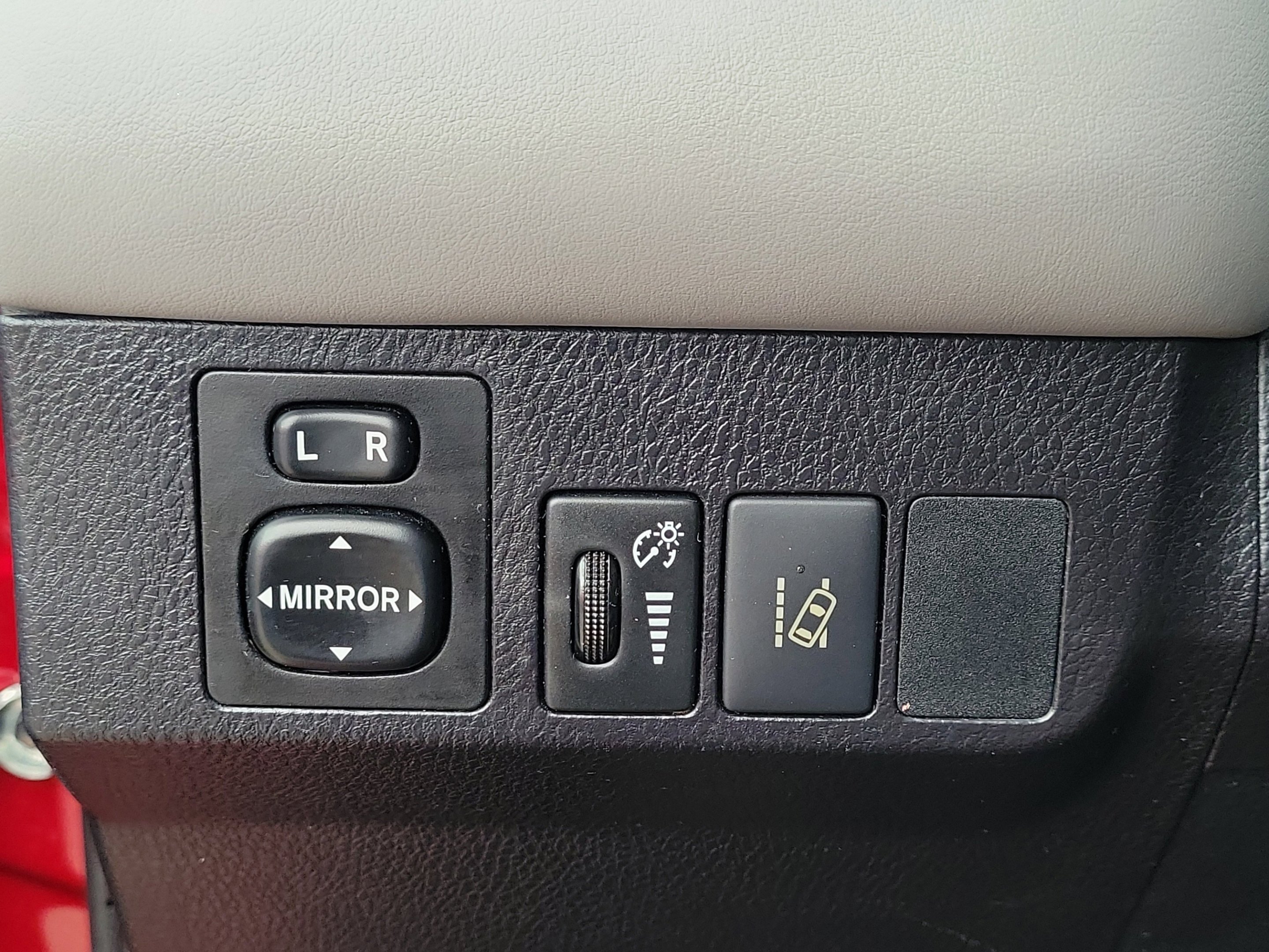 Used 2018 Pearl Toyota XLE image 15