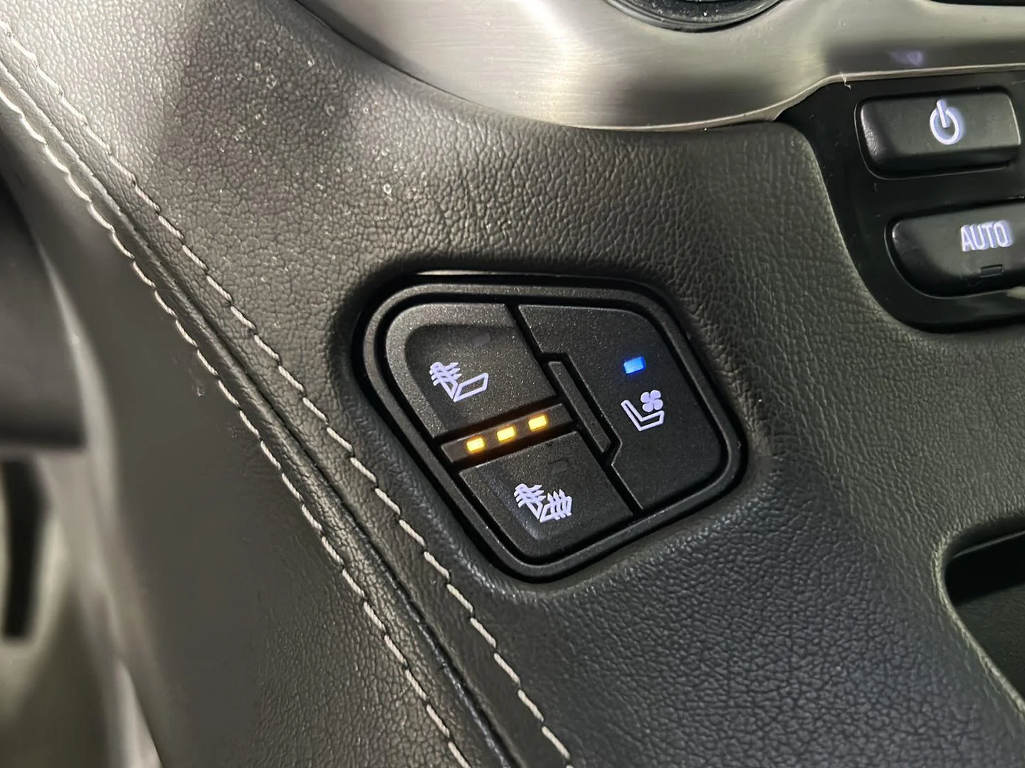 Used 2018 Iridium Metallic GMC SLT image 34