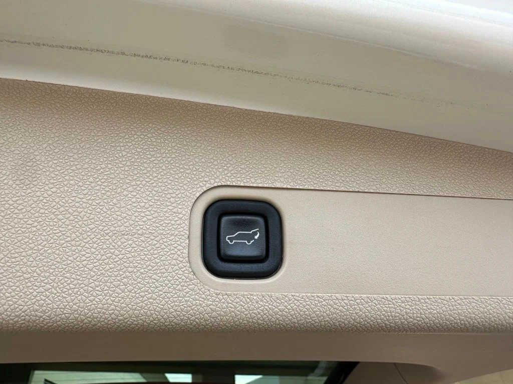 Used 2011 White Cadillac Premium image 28