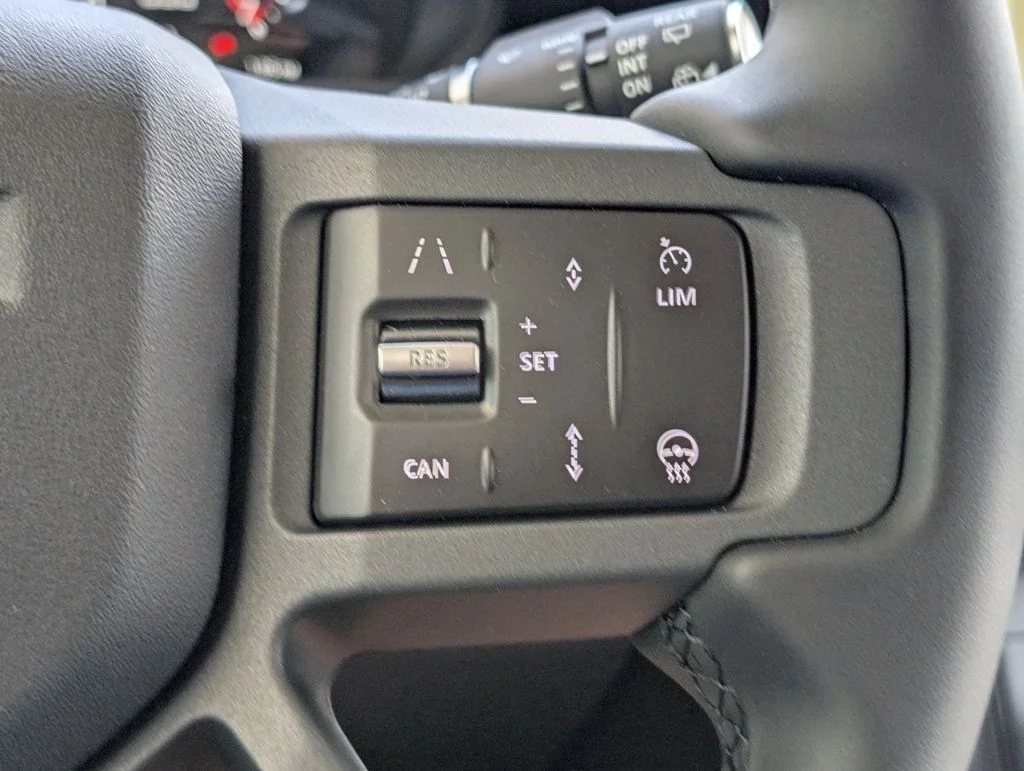 New 2026 Woolstone Green Land Rover X-Dynamic SE image 27