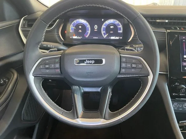Used 2025 Silver Jeep Laredo image 13
