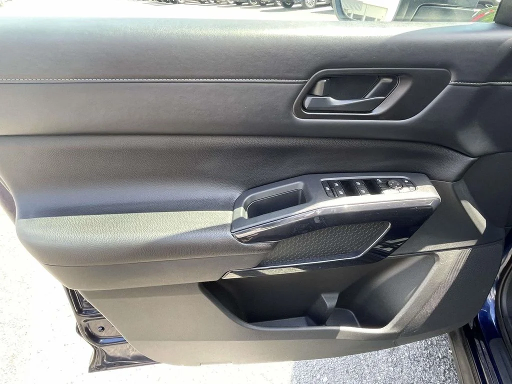 Used 2025 Deep Ocean Blue Pearl Nissan SV image 15