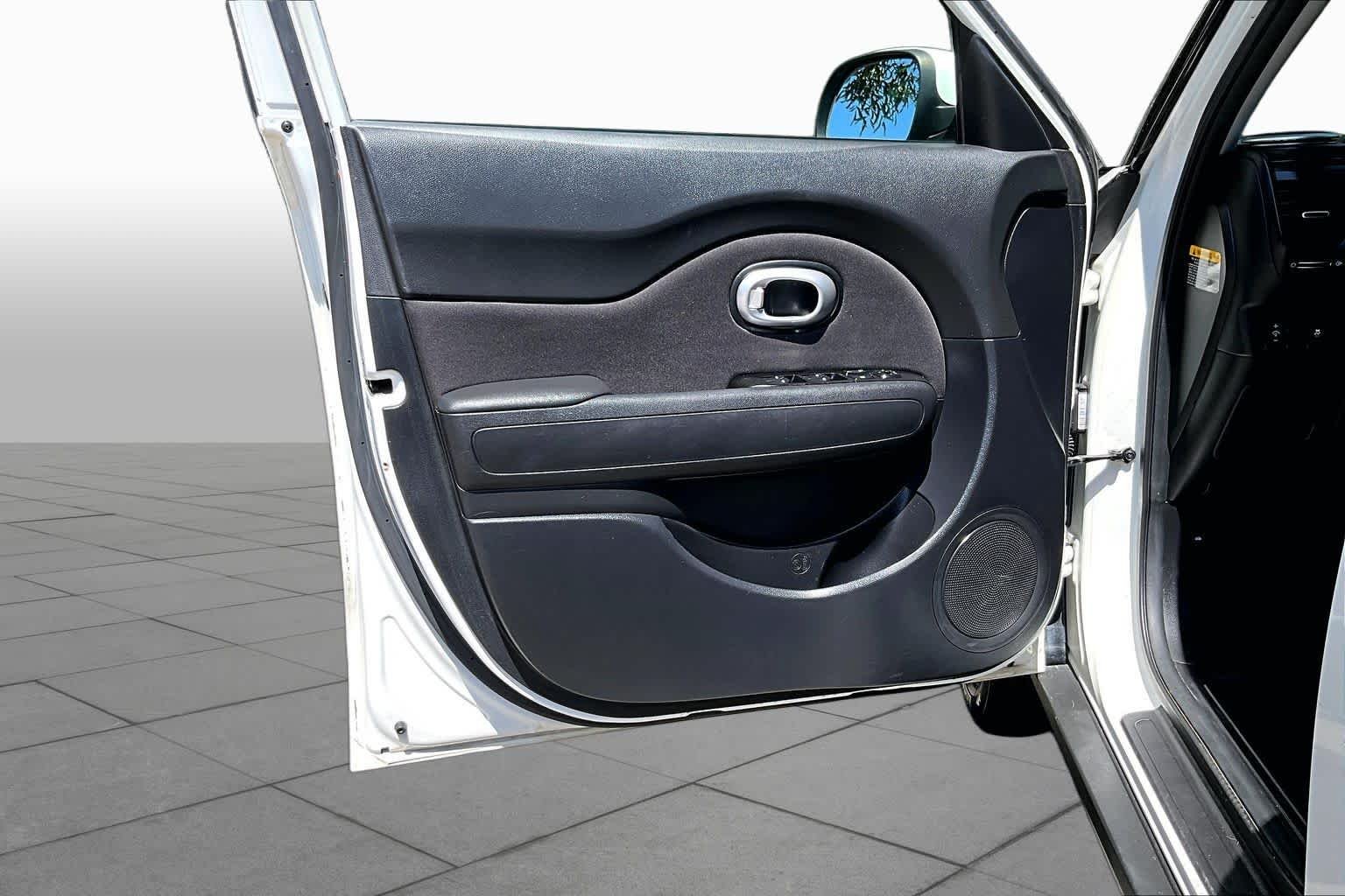 Used 2016 Clear White Kia Base image 21
