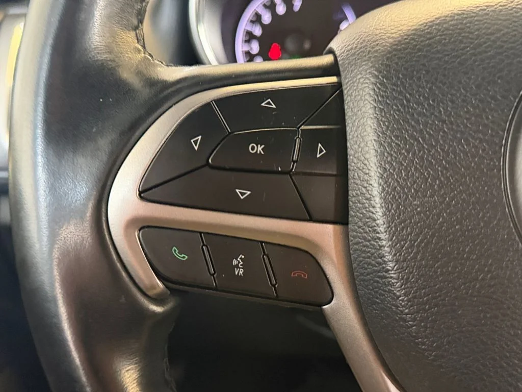 Used 2020 White Jeep Altitude image 31