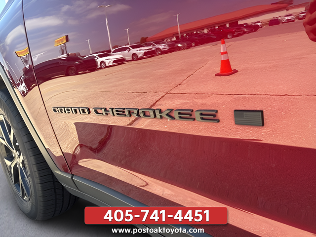 Used 2024 Red Jeep Altitude image 9