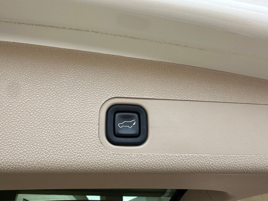 Used 2011 White Cadillac Premium image 28