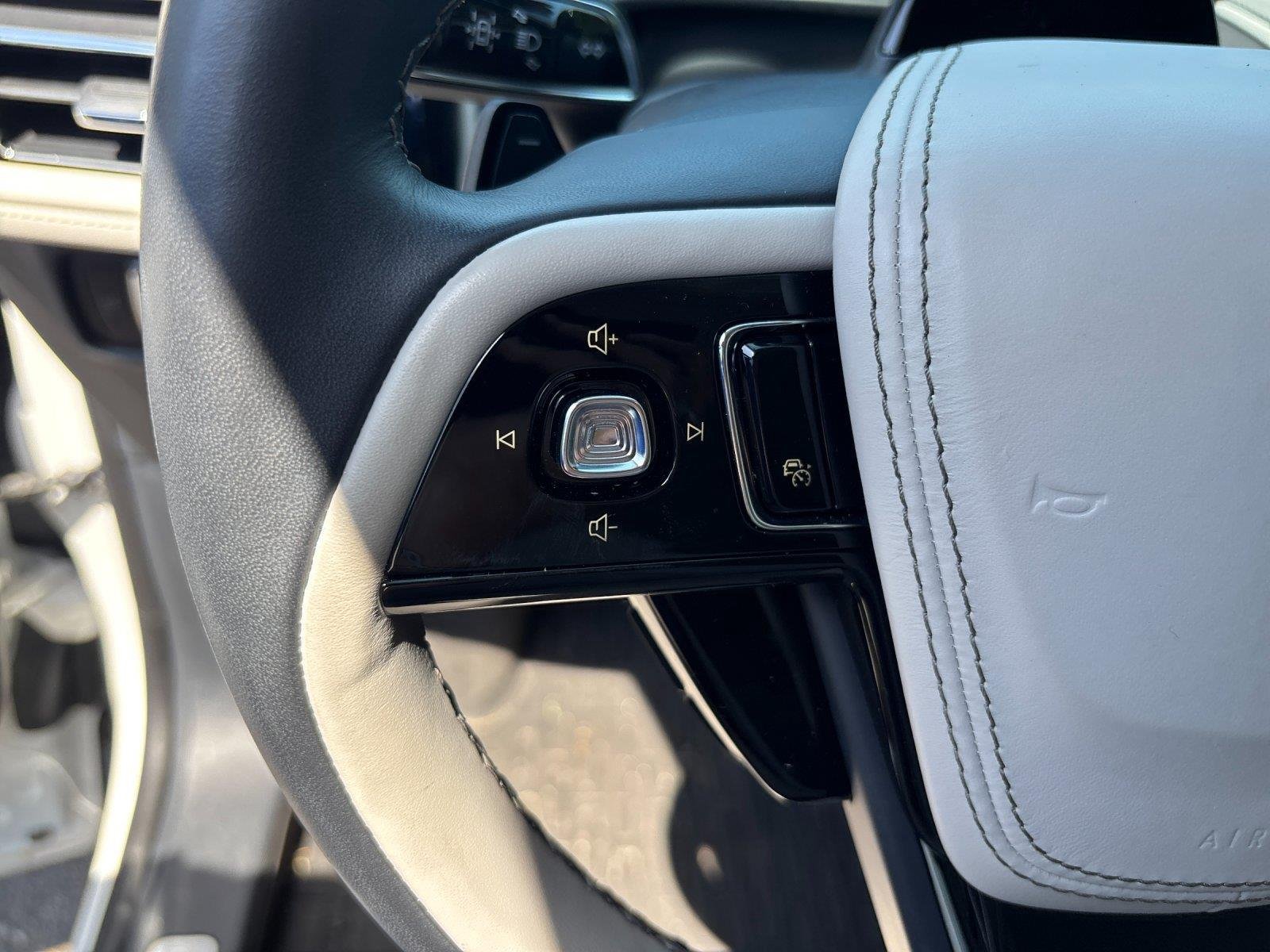 Used 2025 Pristine White Metallic Tri-Coat Lincoln Premiere image 19