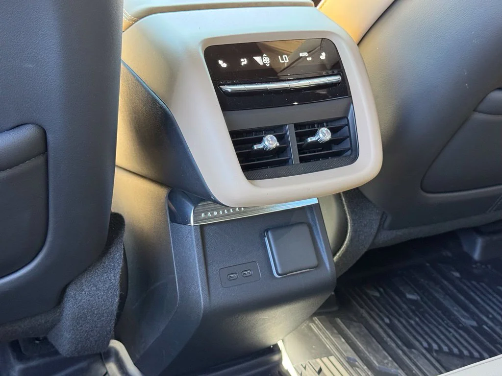 Used 2026  Cadillac Signature Luxury image 33