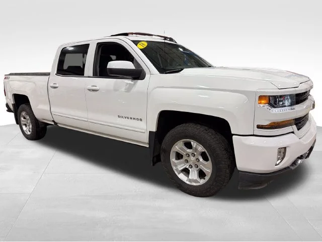Used 2018 SUMMIT WHITE Chevrolet LT image 9
