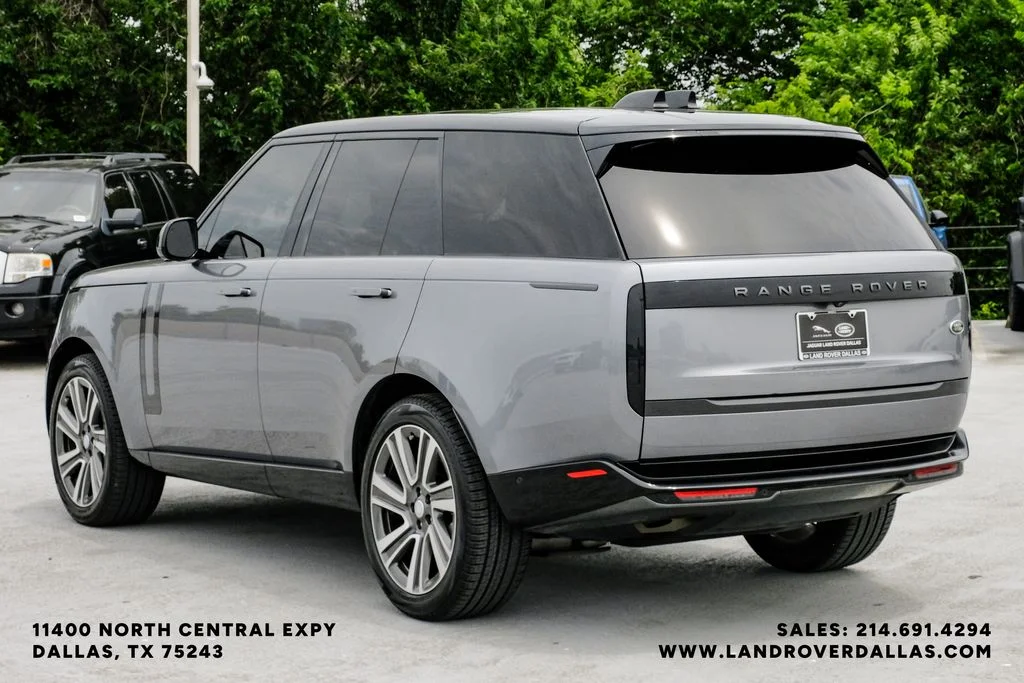 Used 2023 Grey Land Rover SE image 8