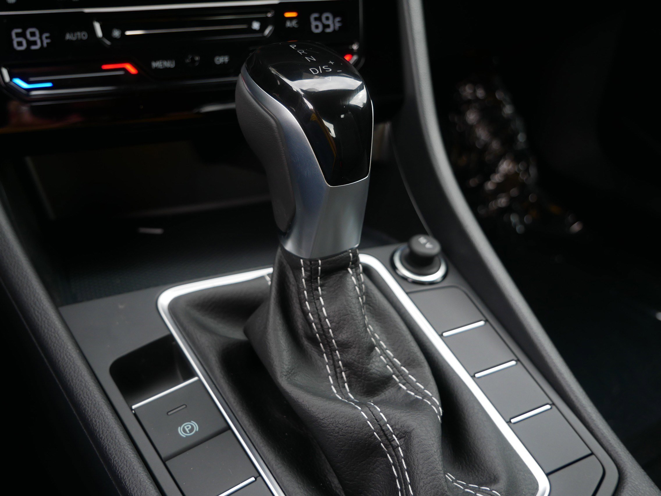 2025 Volkswagen Jetta Sport - Photo 9