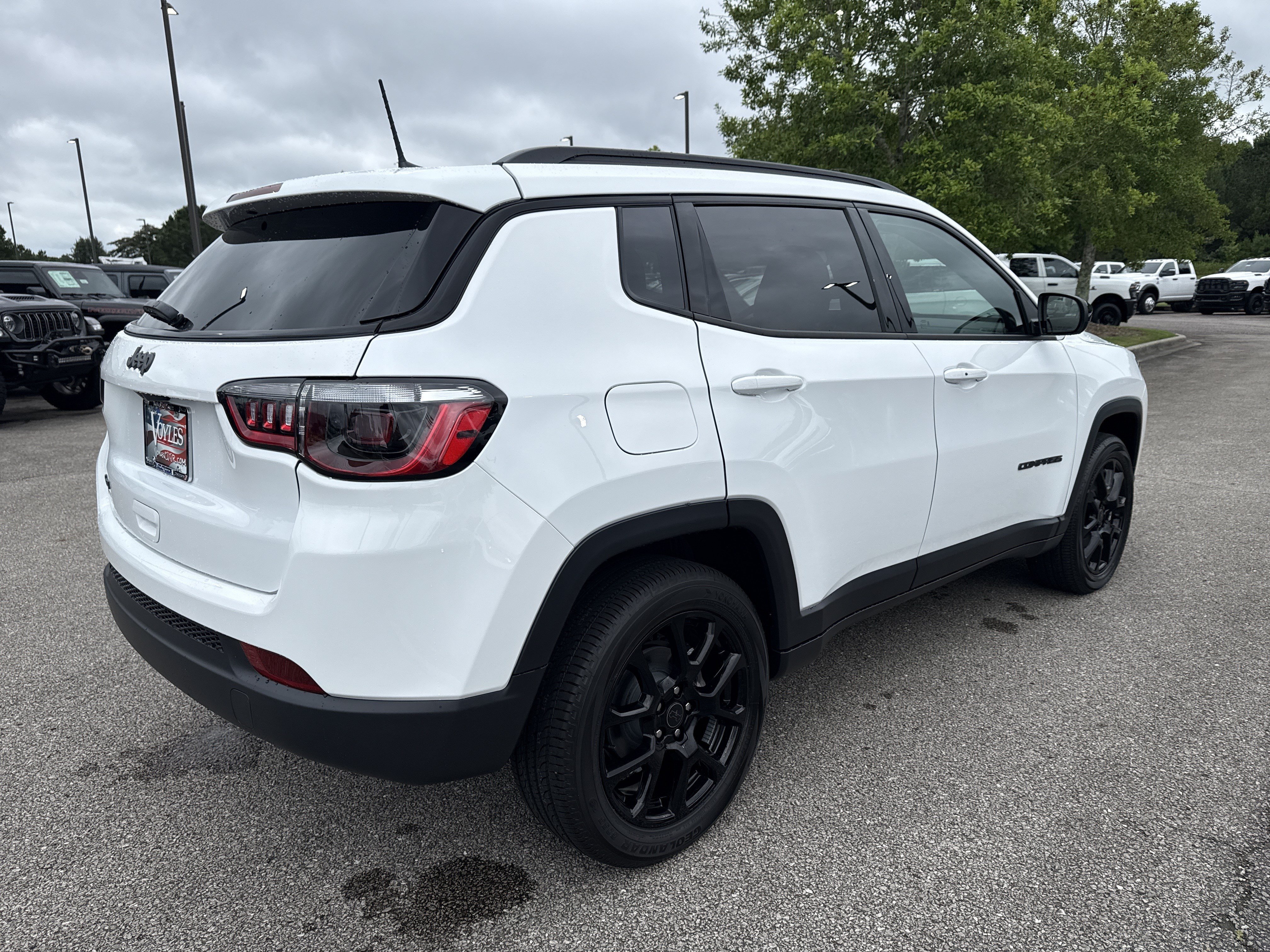 New 2026 Bright White Clear-Coat Exterior Paint Jeep Latitude image 7