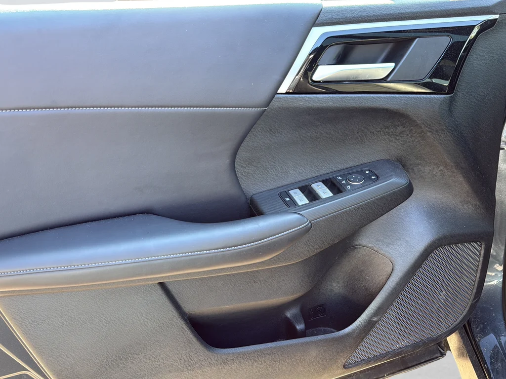 Used 2024  Mitsubishi SE Black Edition image 34