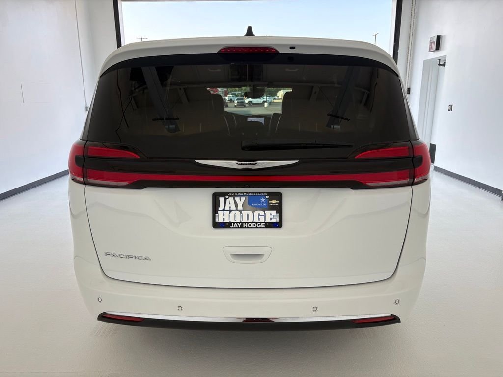 Used 2025 White Chrysler Select image 22