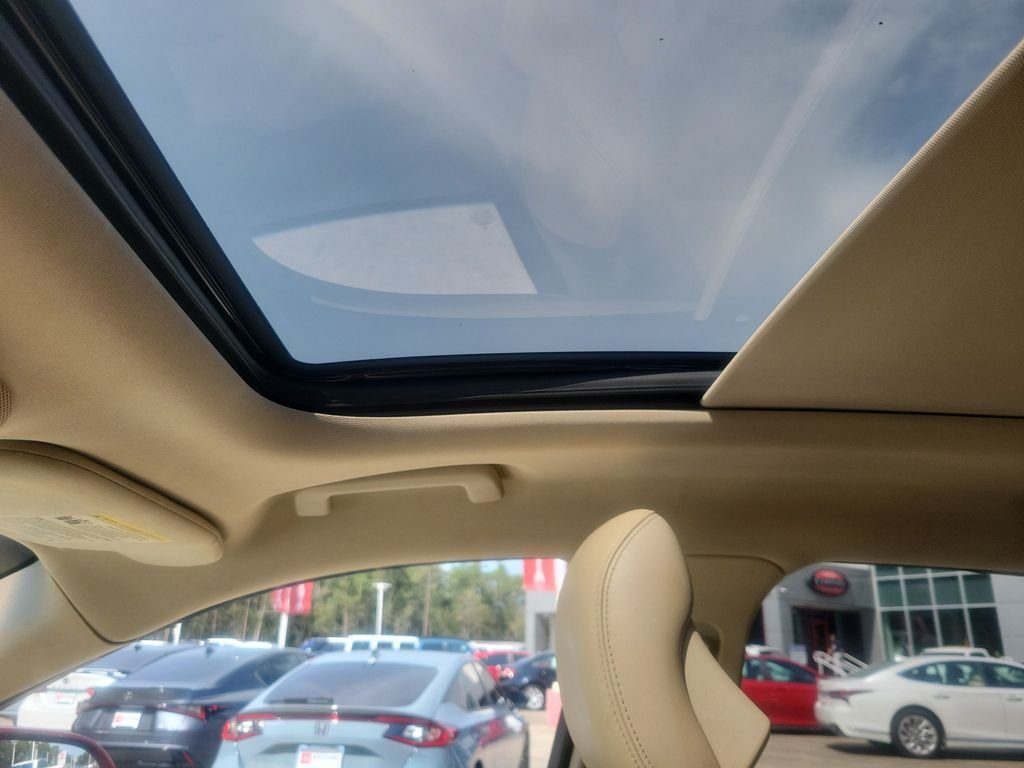 Used 2016 Red Lincoln Reserve image 28
