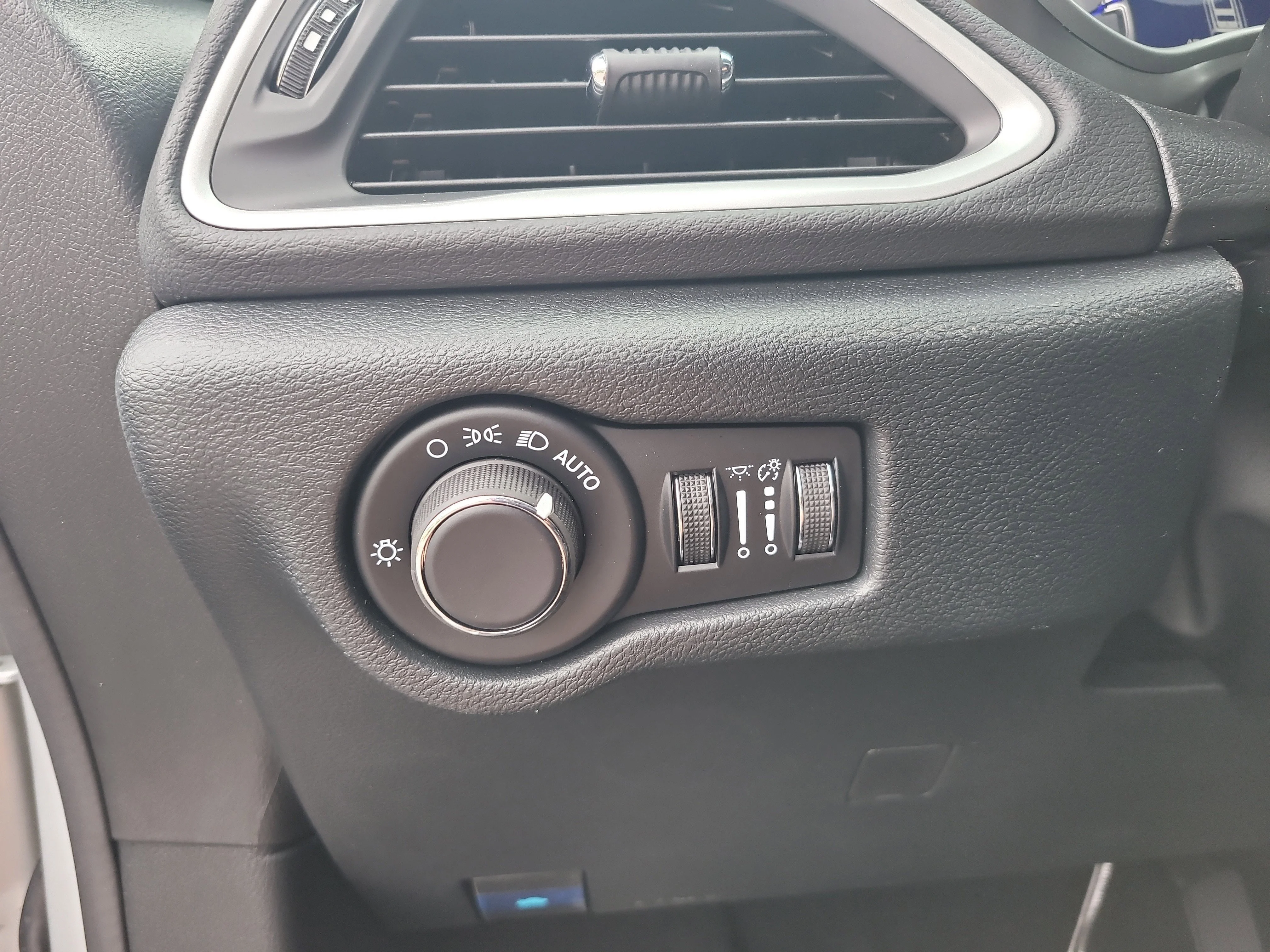 New 2026 Silver Mist Clearcoat Chrysler LX image 24