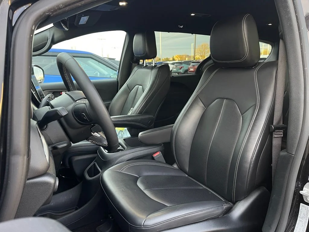 Used 2025 Diamond Black Crystal Pearlcoat Chrysler Select image 9