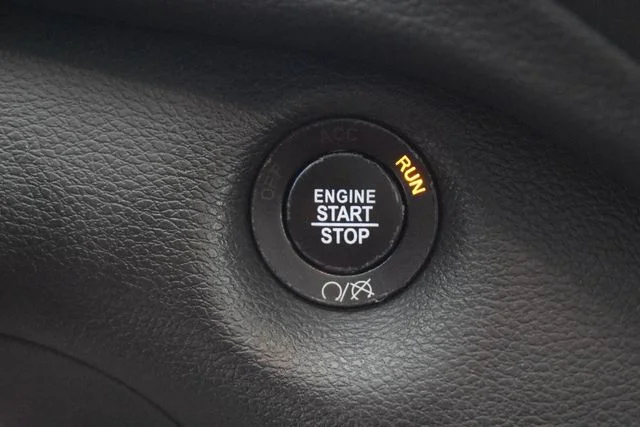Used 2019 Silver Jeep Latitude Plus image 30