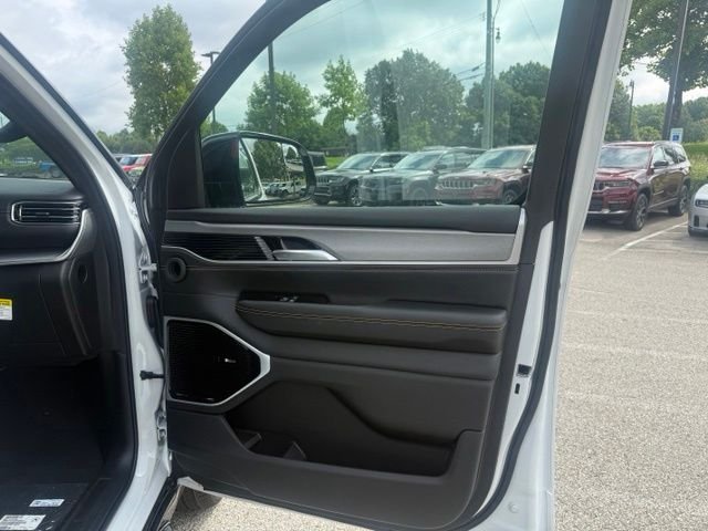 New 2026 Bright White Clear-Coat Exterior Paint Jeep  image 33
