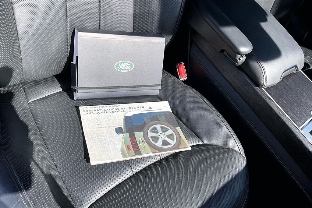 Used 2023 White Land Rover SE image 9