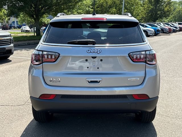 Used 2022 Silver Jeep Latitude image 3