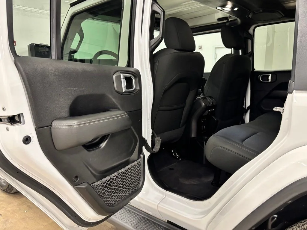 Used 2021 White Jeep Unlimited Sahara image 18