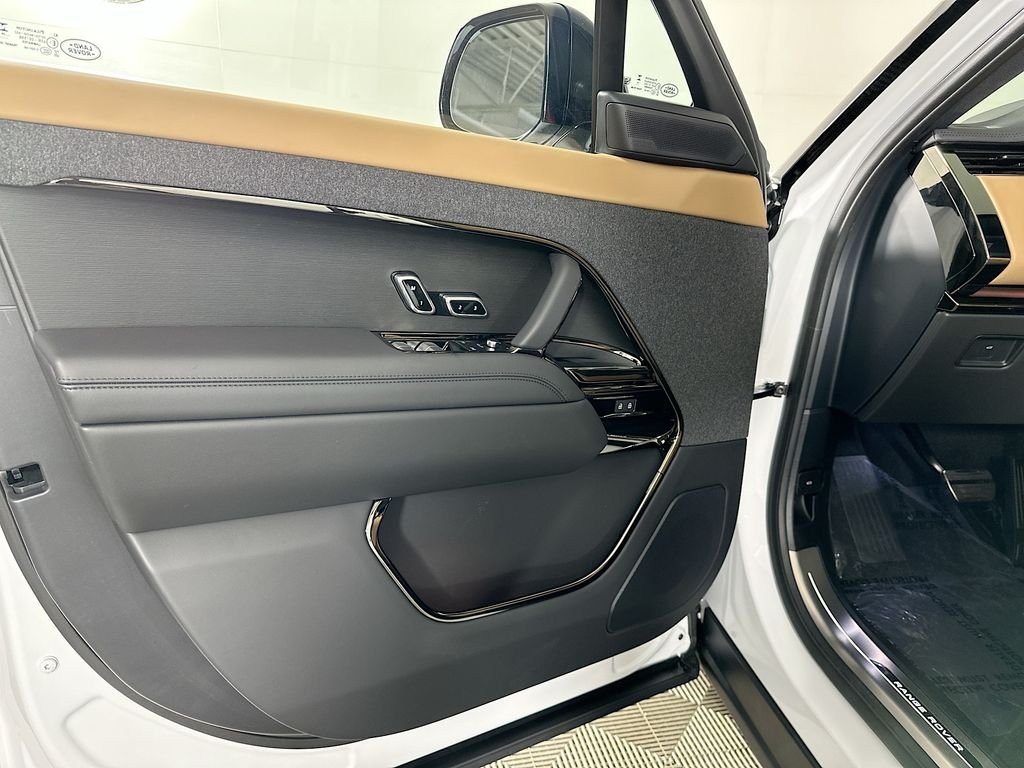 New 2026 Fuji White Land Rover Dynamic SE image 22