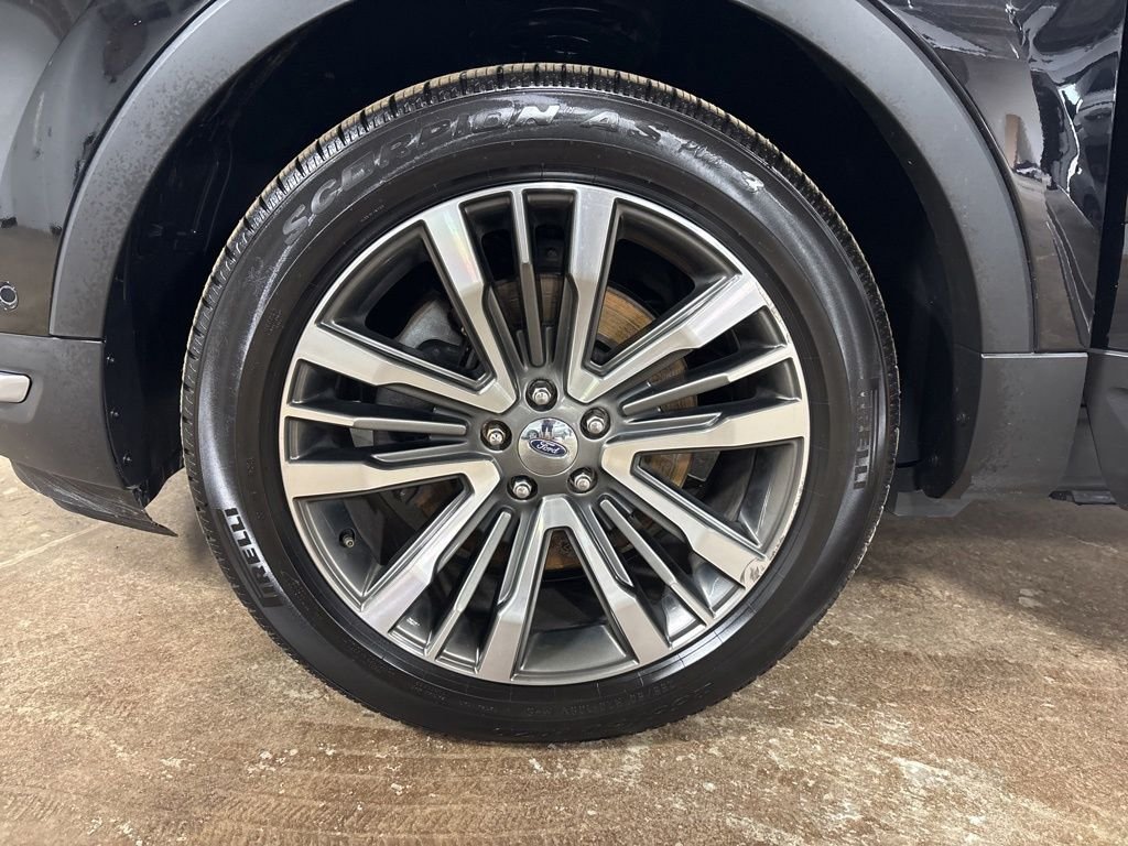 Used 2019  Ford Platinum image 19