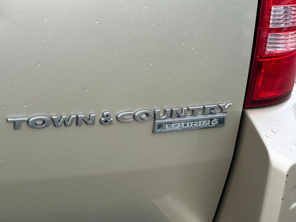 Used 2010 Gold Chrysler Touring image 11