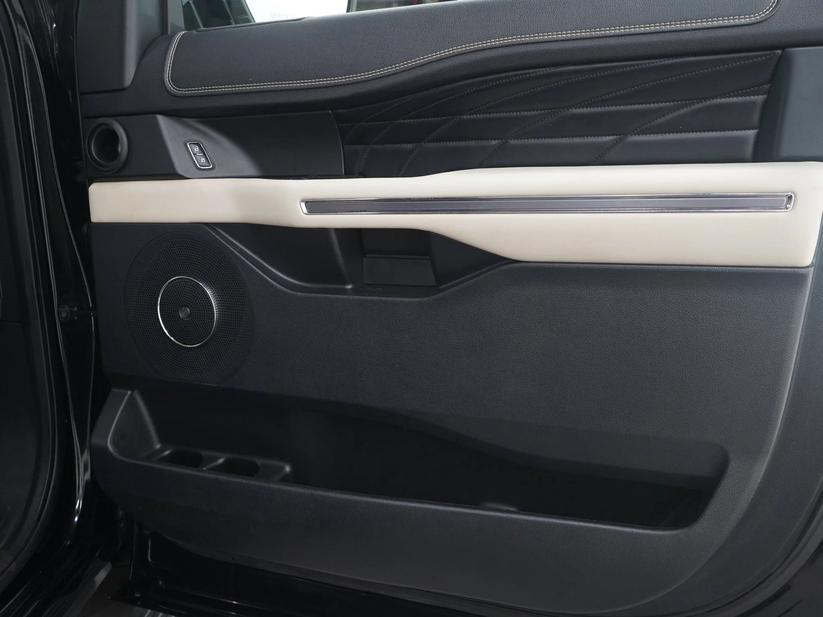 Used 2018 Shadow Black Ford Platinum image 9