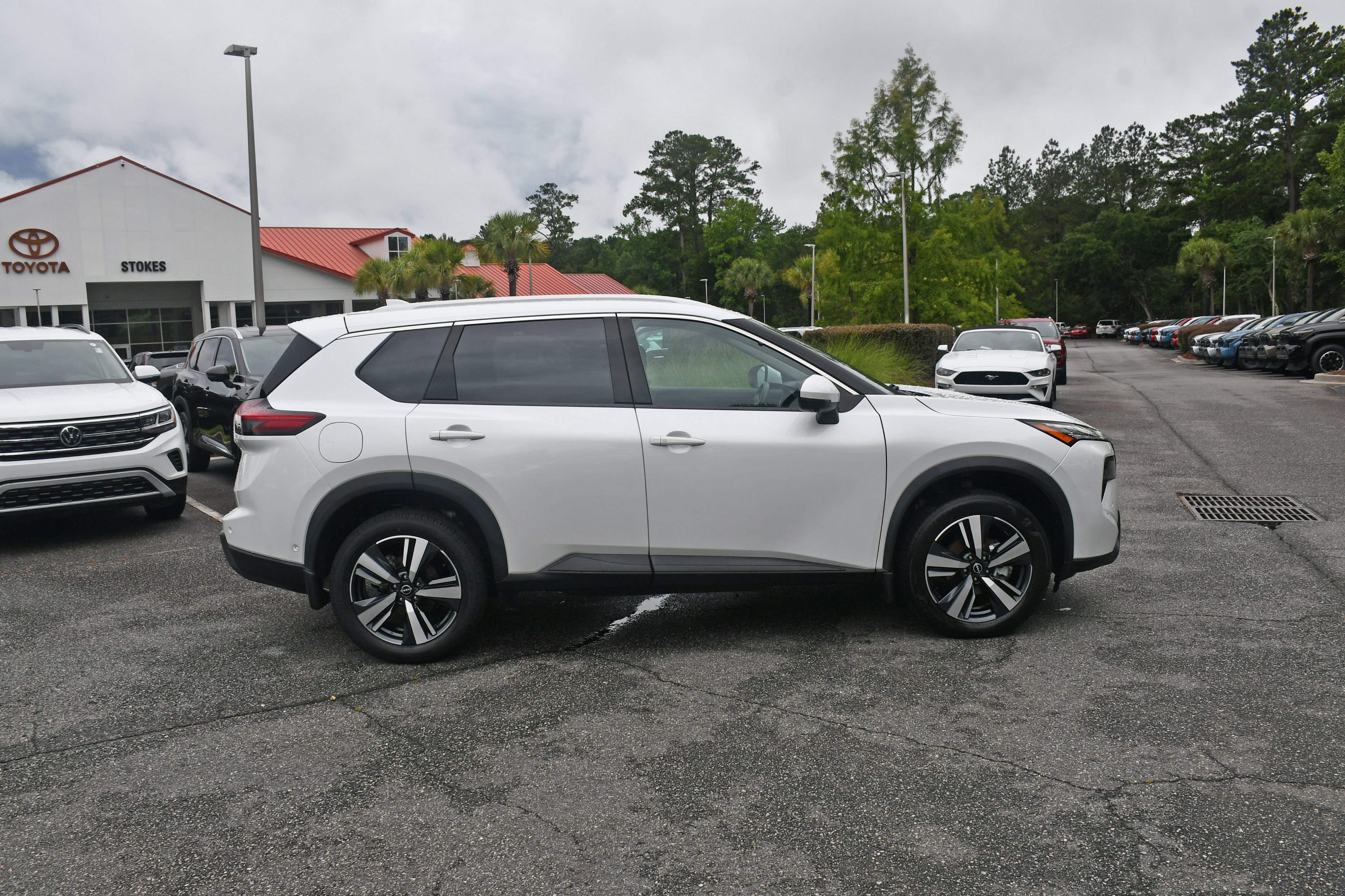 Used 2024 White Nissan SL image 4