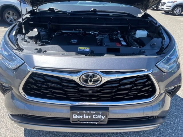 Used 2022 Gray Toyota Platinum image 9
