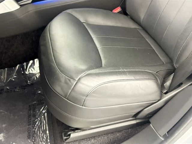 Used 2023 Silver Land Rover SE image 19