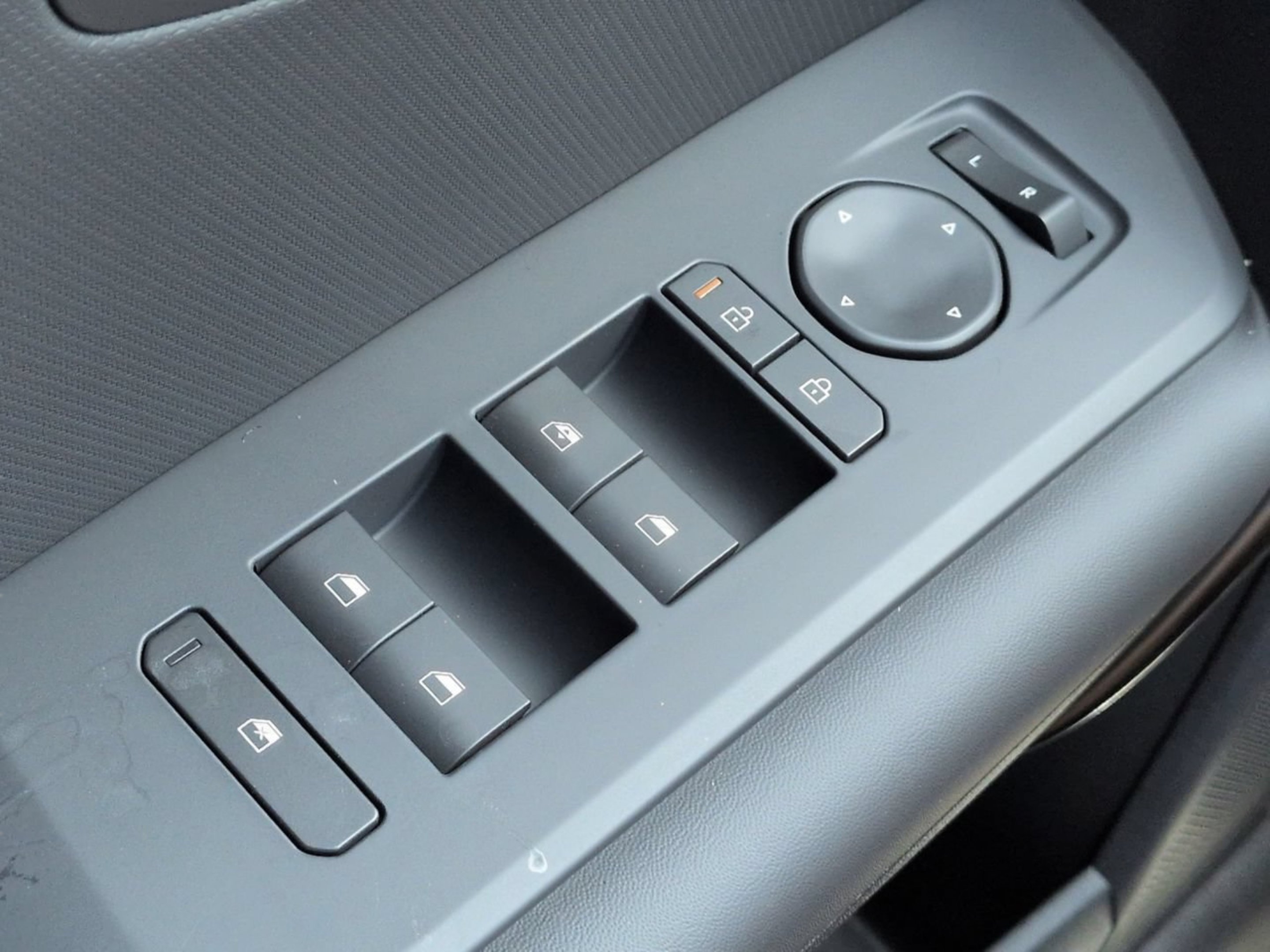 New 2027 Snow White Pearl / Black Roof Kia X-Line S image 27