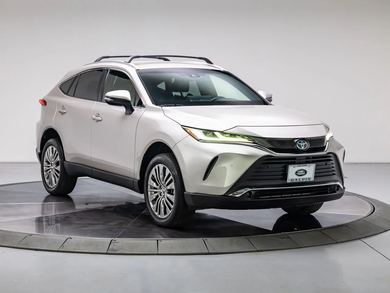 Used 2022 Titanium Glow Toyota XLE image 7