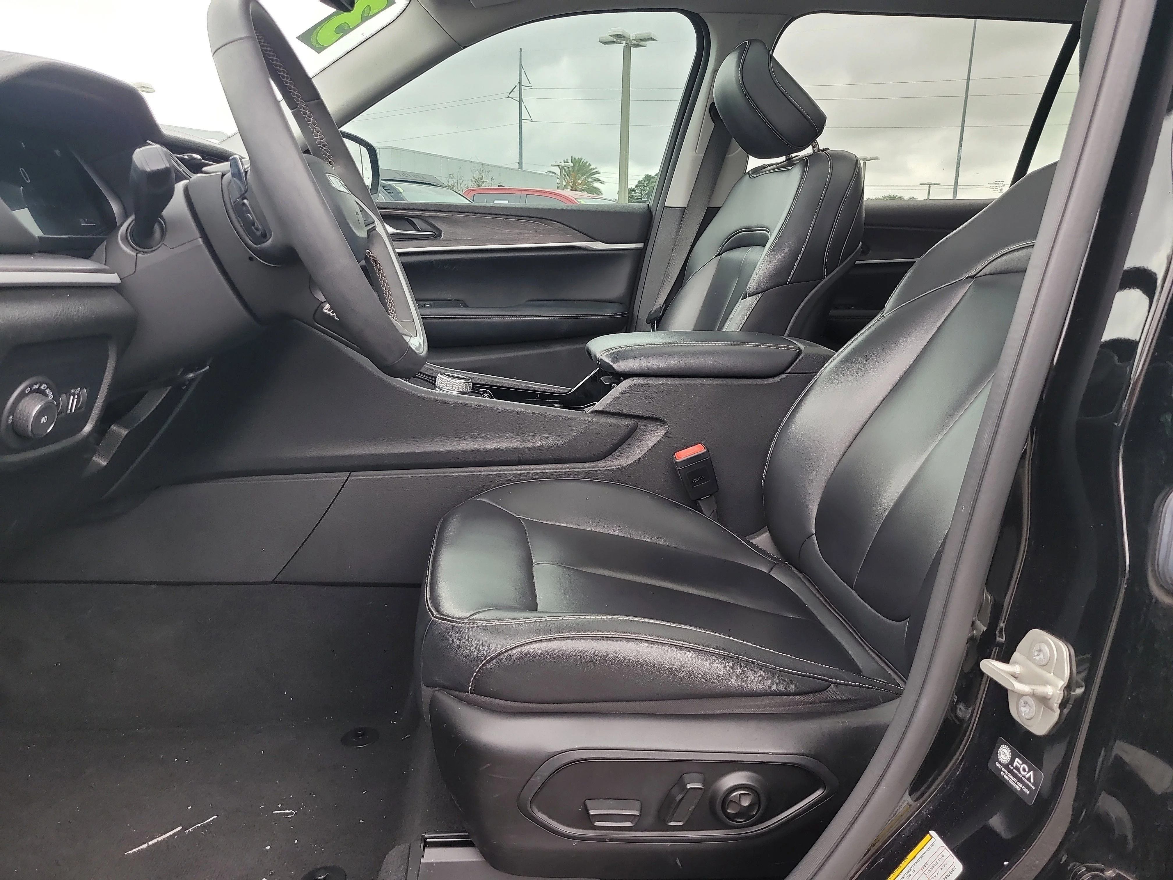 Used 2023 Diamond Black Crystal Pearlcoat Jeep Limited image 18