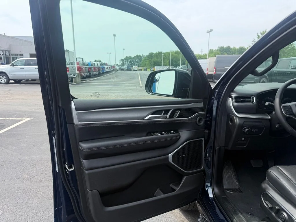 New 2026 Fathom Blue Pearlcoat Jeep Upland image 12