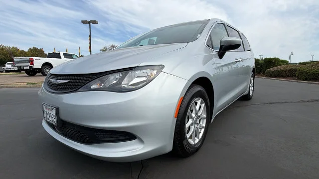 Used 2023 Silver Mist Clearcoat Chrysler LX image 9