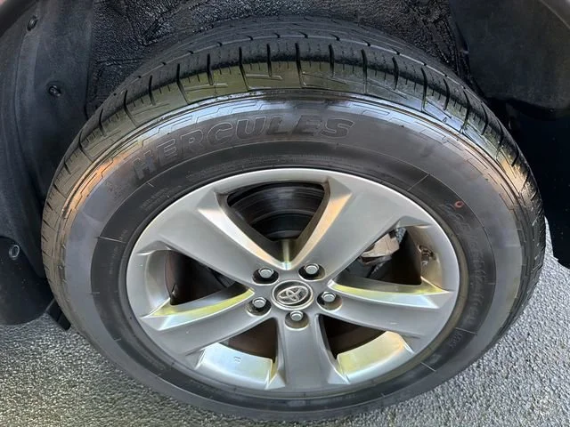 Used 2015 Silver Toyota XLE image 19