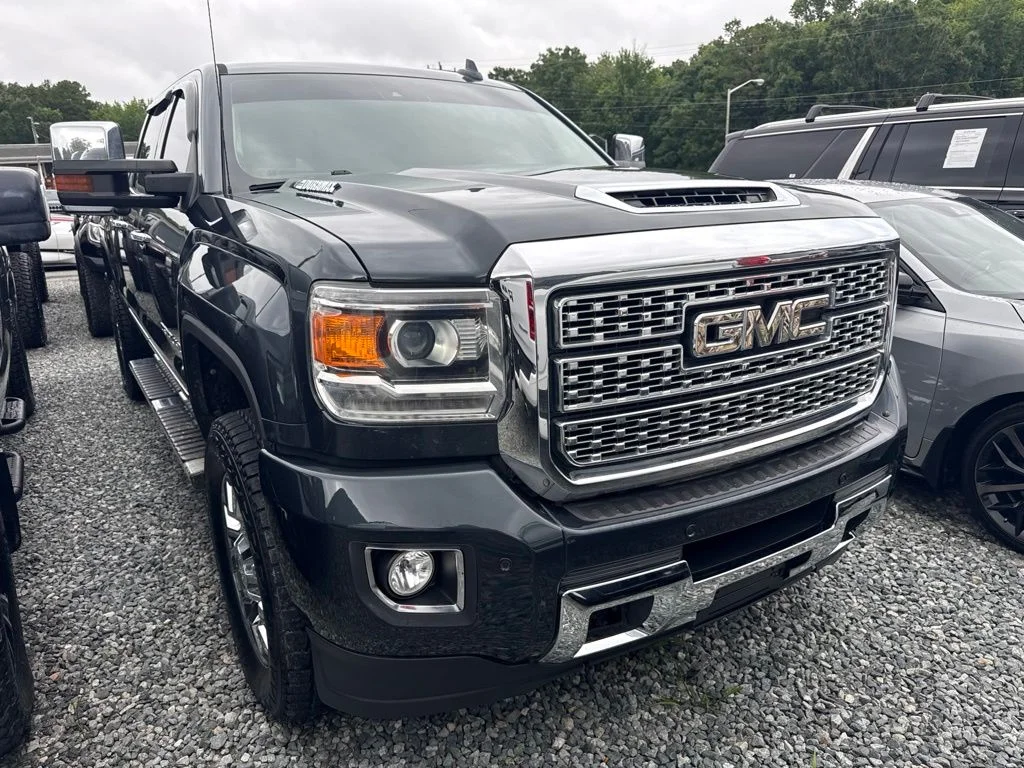 Used 2019 Gray GMC Denali image 2