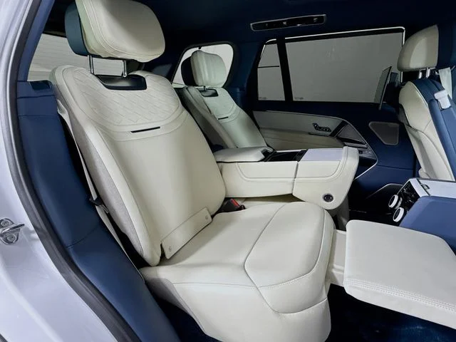 New 2026 Ostuni Pearl Wht Prem Met Land Rover SV image 29